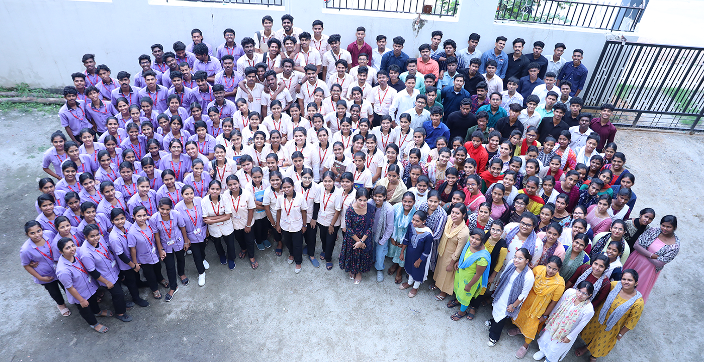 Group-photo Students and staff in courtyard